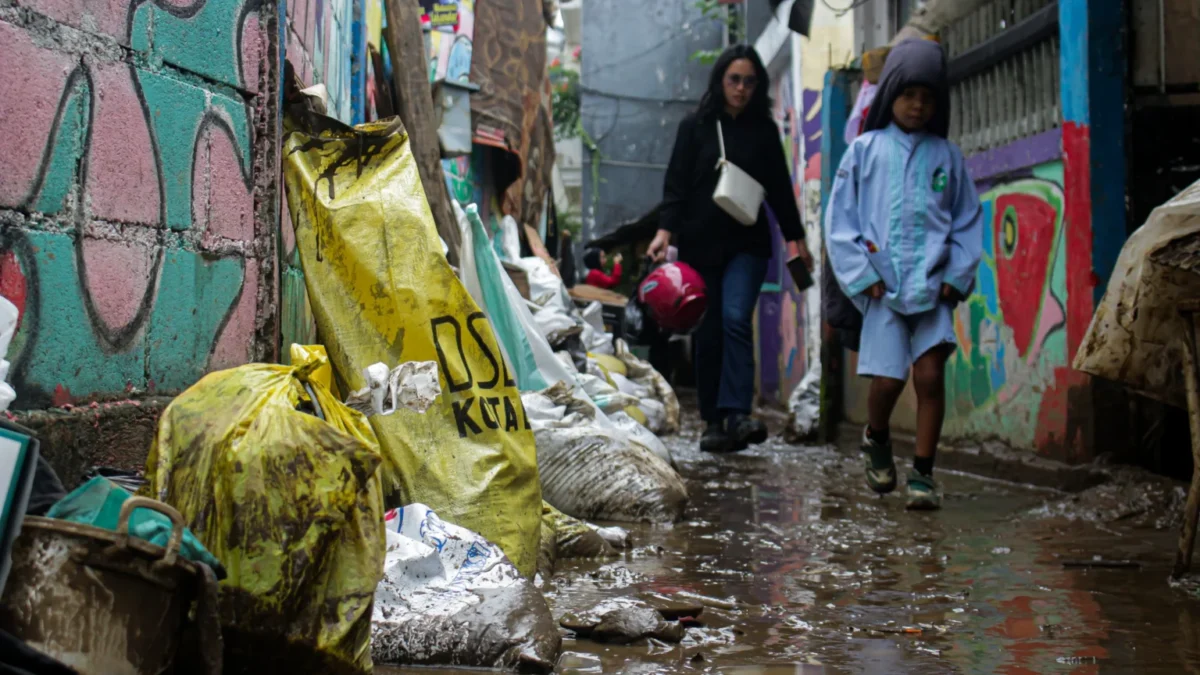 Lumpur dan sampah masih tersisa setelah banjir menerjang kawasan Gang Apandi, Kelurahan Braga, Kota Bandung, Jum'at(12/1). (Pandu Muslim/Jabar Ekspres)