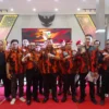 Majelis Pimpinan Cabang (MPC) Pemuda Pancasila Kabupaten Garut foto bersama usai menggelar Pelantikan Pengurus MPC priode 2023-2027 di Gedung Pendopo, Jalan Kiansantang, Garut Kota, Kabupaten Garut Kamis 18 Januari 2024.