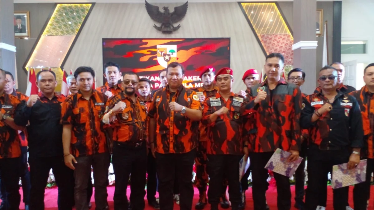 Majelis Pimpinan Cabang (MPC) Pemuda Pancasila Kabupaten Garut foto bersama usai menggelar Pelantikan Pengurus MPC priode 2023-2027 di Gedung Pendopo, Jalan Kiansantang, Garut Kota, Kabupaten Garut Kamis 18 Januari 2024.