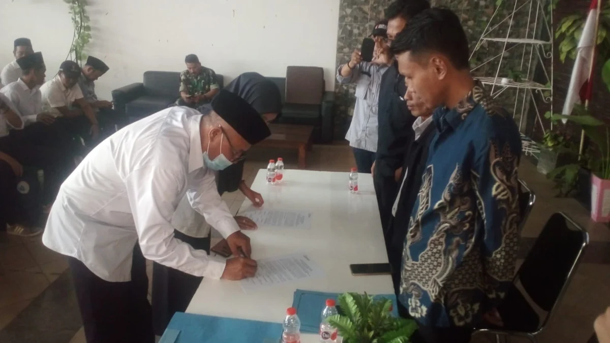 Penandatanganan sumpah janji oleh perwakilan PTPS Cibiuk dihadapan Panwaslu setempat, Senin (22/1).( pepen apendi)