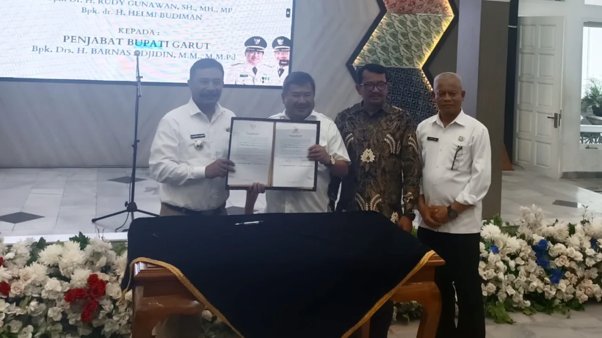 Rudy Gunawan serah terima jabatan dengan Barnas Adjidin pj Bupati Garut di Pendopo