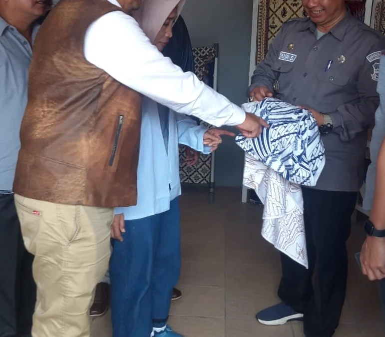 PJ Bupati Garut, Barnas Adjidin, saat meninjau batik yang ada di Kampung Batik, Jalan Ciledug, Kabupaten Garut. Selasa 30 Januari 2024.