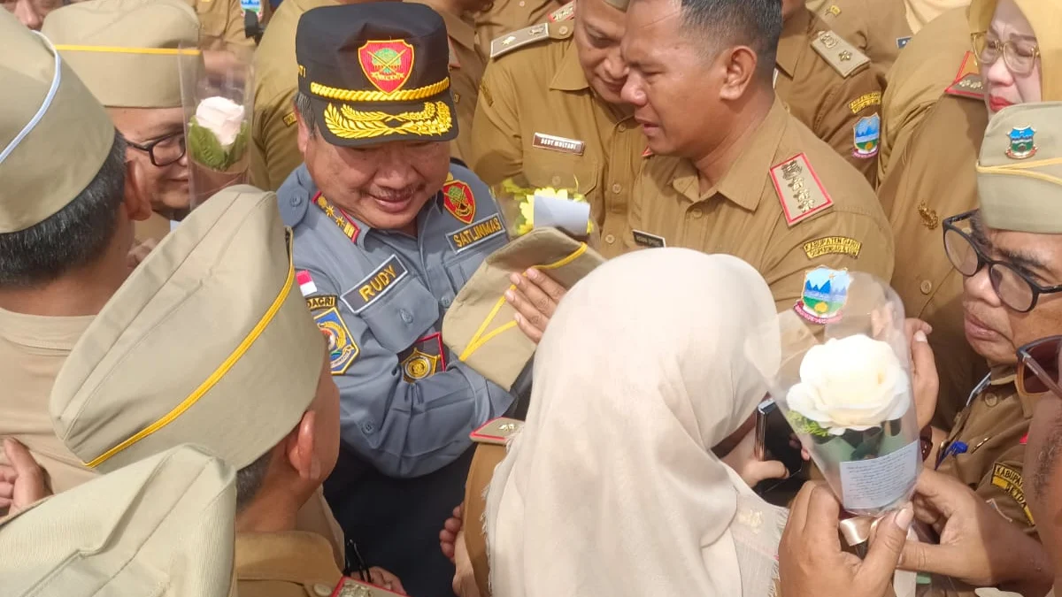 Sejumlah ASN menangis ketika melepas kepergian Rudy Helmi dalam apel di setda Garut