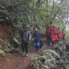 Tim SAR gabungan saat proses evakuas 2 remaja perempuan yang mengalami hipotermia di Gunung Lawu. Foto:-Dok. Kantor SAR Semarang via JPNN-