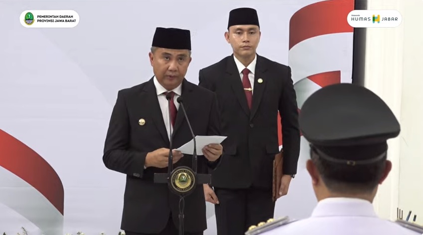 Bey Machmudin pj Gubernur Jabar memberikan sambutan dalam pelantikan pj Bupati Garut di Gedung Sate