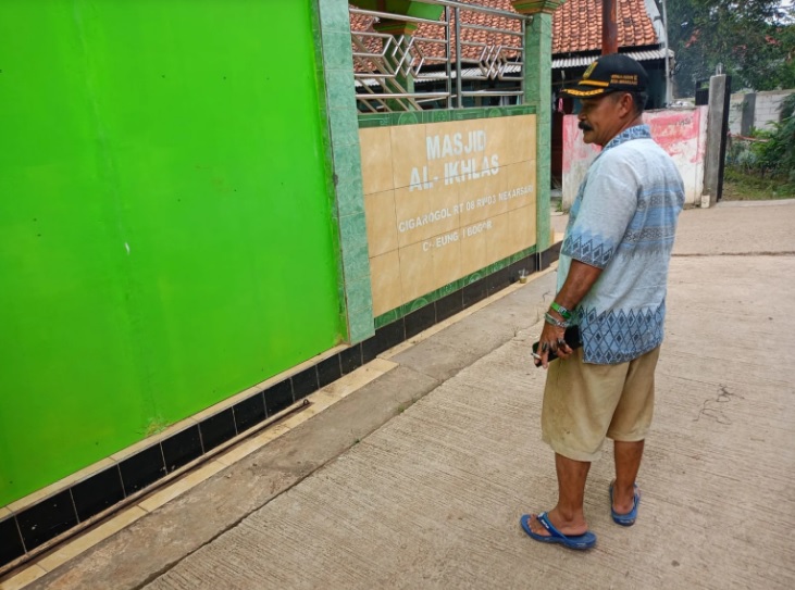 Pencurian motor di area parkiran Masjid Al Ikhlas, Kampung Cigarogol RT 8/3, Desa Mekarsari, Kecamatan Cileungsi, Kabupaten Bogor, Jumat (26/1). (Foto: Sandika Fadilah/Jabar Ekspres)