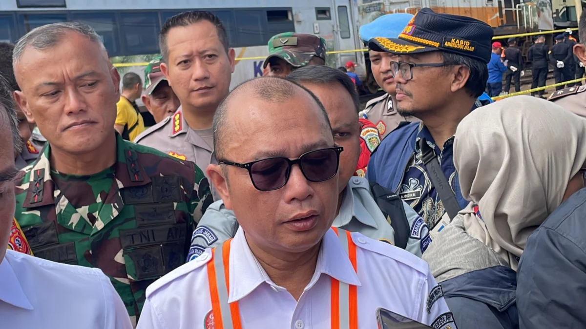 Vice Presiden Public Relation PT KAI Joni Martinus saat dimintai keterangan usai meninjau lokasi tabrakan kereta di jalur Lintasan Petak Cicalengka-Haurpuguh, Kabupaten Bandung, Jumat (5/1/2024). Foto Agi Jabar Ekspres