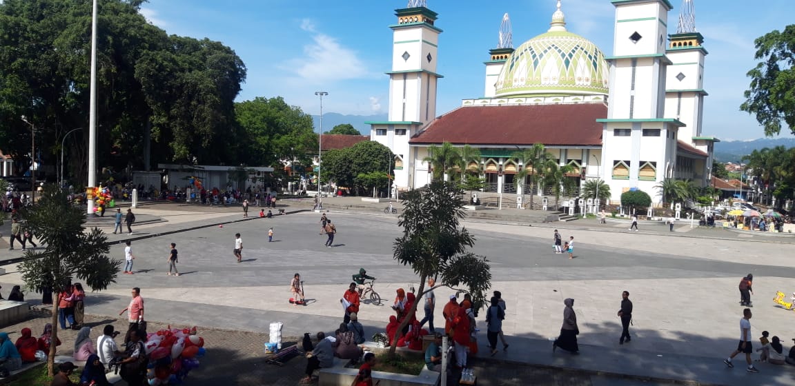 Alun-alun Garut Menjadi Salah Satu Tempat Favorit Masyarakat Saat Hari Libur