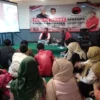 Yudha Puja Turnawan Ketua DPC PDI Perjuangan Kabupaten Garut bersama organ relawan Ganjar Pranowo dan masyarakat umum mengadakan nonton bareng (nobar) debat capres di hotel Augusta