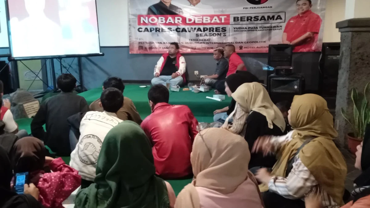 Yudha Puja Turnawan Ketua DPC PDI Perjuangan Kabupaten Garut bersama organ relawan Ganjar Pranowo dan masyarakat umum mengadakan nonton bareng (nobar) debat capres di hotel Augusta