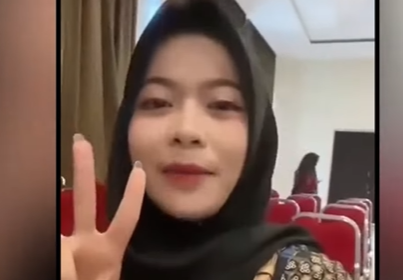 Anggota KPPS Acungkan Salam 2 Jari dan Sebut Nama Prabowo, Berakhir dengan Pemecatan