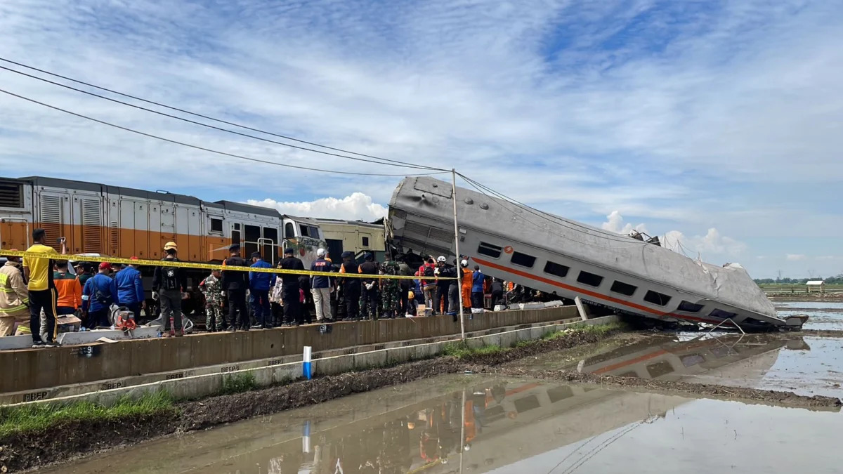 Kecelakaan kereta api yang melibatkan KA Turangga dengan KA Lokal Bandung Raya, Jumat 5 Januari 2023. (Foto: Dok. Jabar Ekspres)