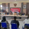 Panwaslucam Bayongbong melaksanakan rapat koordinasi pengawasan kampanye pada pemilu 2024 di aula kantor Kecamatan Bayongbong, Jumat 26 Januari 2024.