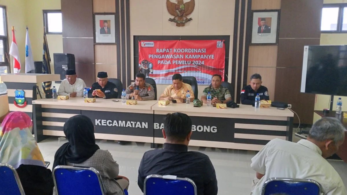 Panwaslucam Bayongbong melaksanakan rapat koordinasi pengawasan kampanye pada pemilu 2024 di aula kantor Kecamatan Bayongbong, Jumat 26 Januari 2024.