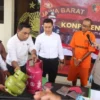 Kapolres Sumedang, AKBP Joko Dwi Harsono, menyaksikan cara tersangka mengoplos gas elpiji yang diperagakan oleh jajaran Satreskrim di Mapolres Sumedang,