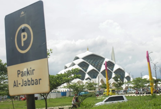 Area parkir Majid Raya Al-Jabbar, Gedebage, Kota Bandung. (Pandu Muslim/Jabar Ekspres)