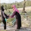 Viral Emak-Emak Gelar Piknik dan Berjoget di Kuburan, Begini Reaksi Netizen