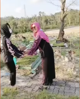 Viral Emak-Emak Gelar Piknik dan Berjoget di Kuburan, Begini Reaksi Netizen