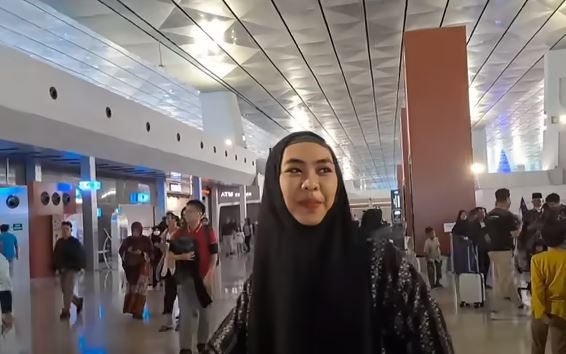 Oki Setiana Dewi Ajak Umrah Bareng Teuku Ryan dan Ria Ricis, Begini Alasanya