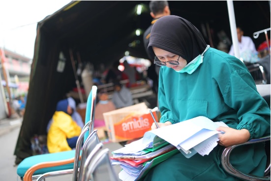 Ist. Petugas kesehatan saat melakukan pendataan para pasien dari RSUD Sumedang. (Foto. Humas Pemprov Jabar).