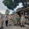 Satpol PP Garut melakukan penertiban pedagang kaki lima dan bangunan liar di kawasan simpang lima (foto : taufik/radar garut)