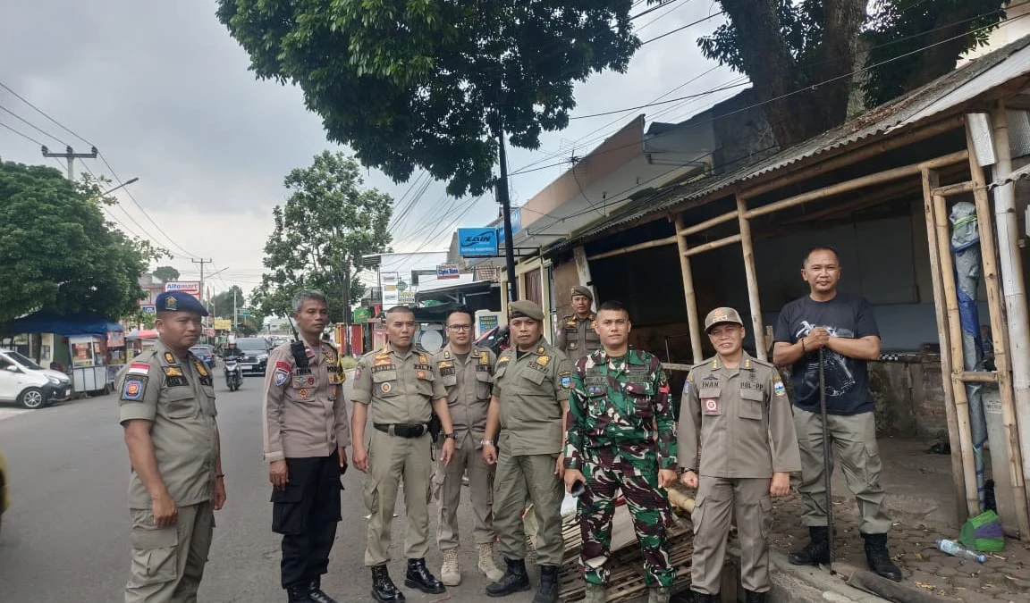 Satpol PP Garut melakukan penertiban pedagang kaki lima dan bangunan liar di kawasan simpang lima (foto : taufik/radar garut)