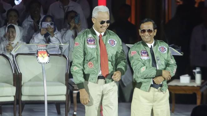 Capres Paling Gaul, Ganjar Mahfud Hadiri Debat Dengan Menggunakan Jaket Ala Top Gun