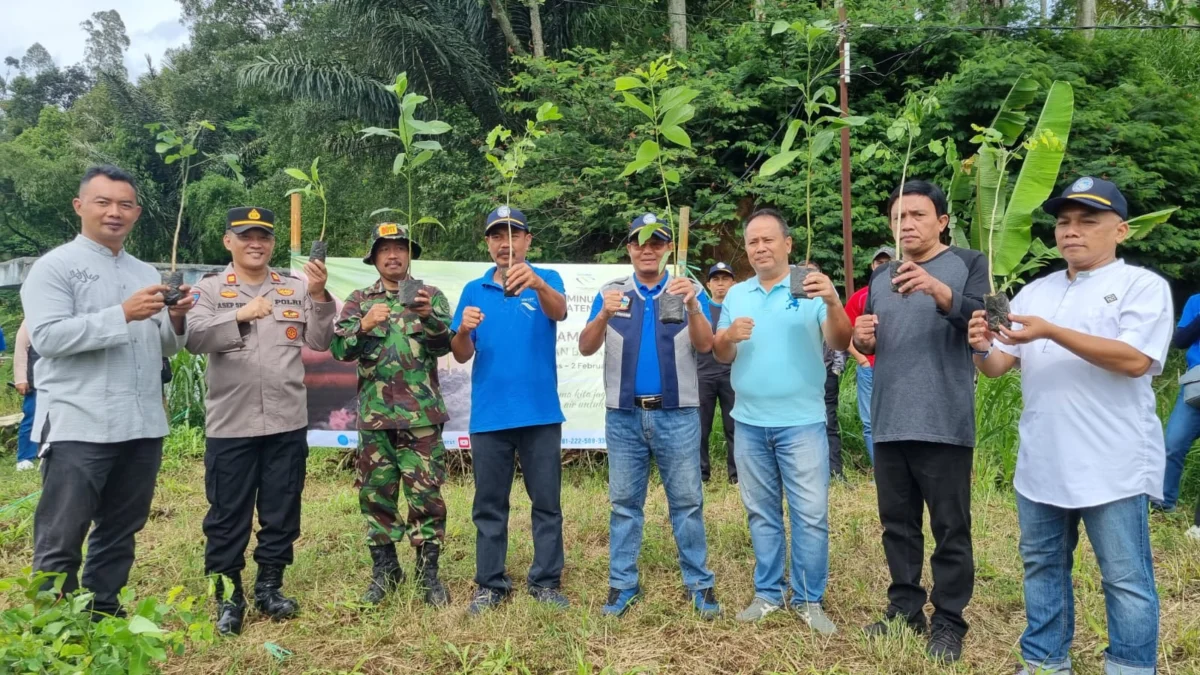 PDAM Tirta Intan Kabupaten Garut Tanam 2.000 Pohon, Untuk Menjaga Keberlanjutan Sumber Daya Air Direktur Utama Perumda Air Minum Tirta Intan Kabupaten Garut, Dr. H. Aja Rowikarim (lima dari kanan) melaksanakan penanaman pohon