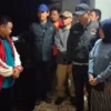 Yudha Puja Turnawan, putra Memo Hermawan berkunjung ke lokasi rumah lansia yang dindingnya roboh akibat longsor di Kecamatan Limbangan untuk menyampaikan bantuan