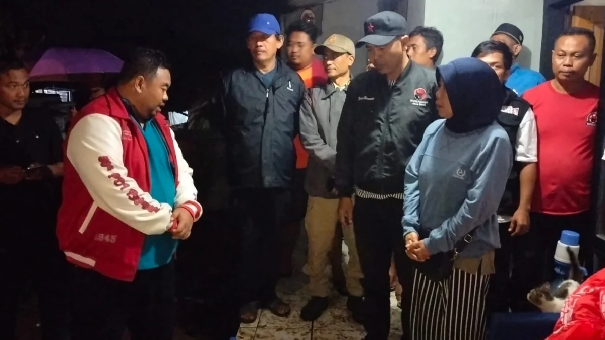 Yudha Puja Turnawan, putra Memo Hermawan berkunjung ke lokasi rumah lansia yang dindingnya roboh akibat longsor di Kecamatan Limbangan untuk menyampaikan bantuan