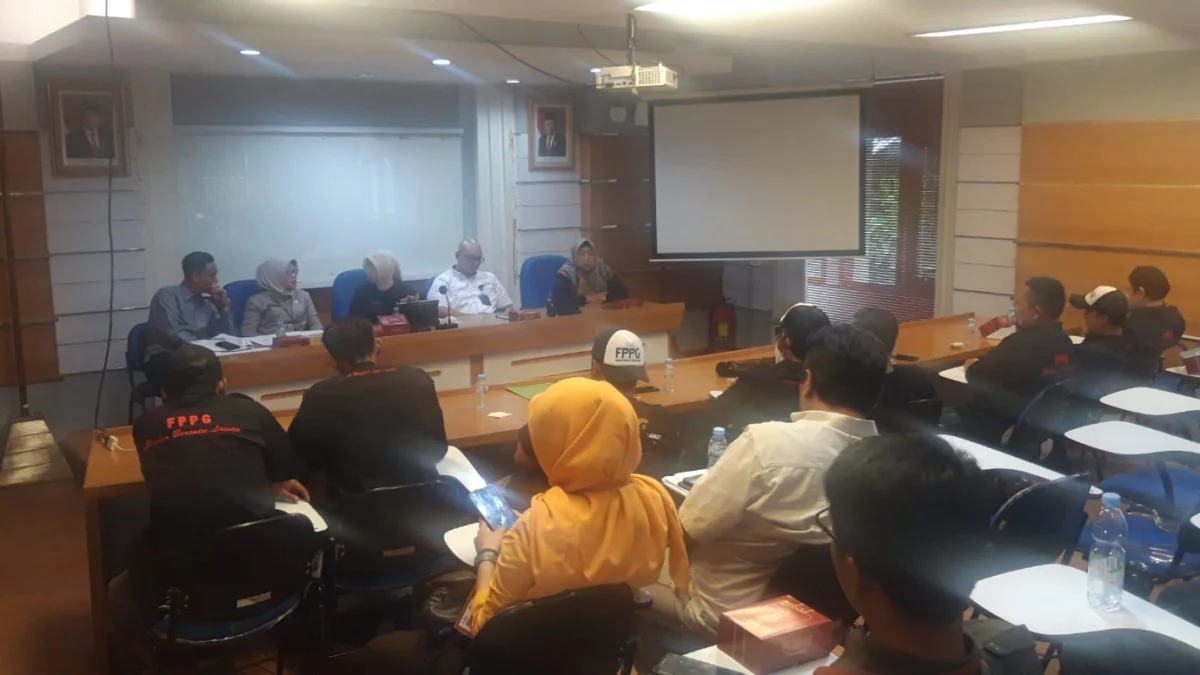 Forum Pemuda Peduli Garut (FPPG) mengadakan audiensi dengan Asisten Daerah (Asda) 2 bidang perekonomian, kepala Bulog cabang Ciamis, Perwakilan Dinas Sosial, Kepala Dinas DKP dan Kepala PT Pos yang bertempat di Aula Wakil Bupati, Lantai 2, Komplek Setda Pemkab Garut, Selasa 6 Februari 2024.