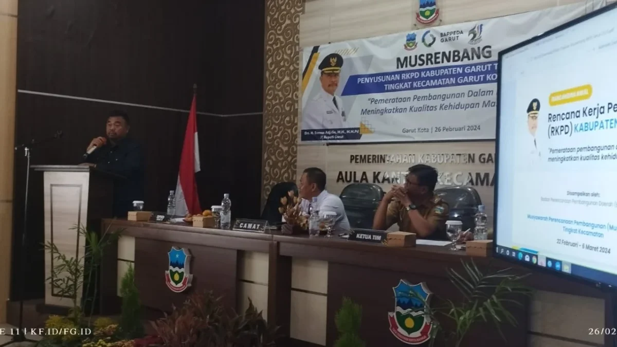 Yudha Puja Turnawan memberikan sambutan dalam musrenbang di Kecamatan Garut Kota