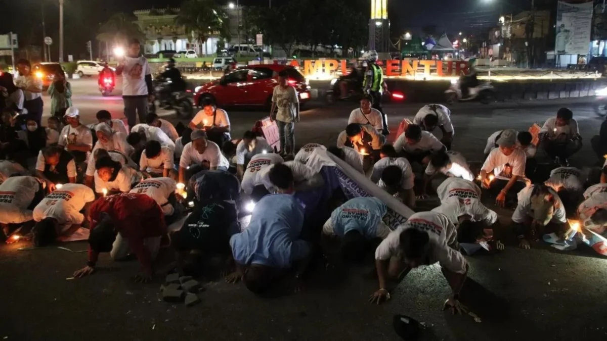 Pendukung Prabowo-Gibran Sujud Syukur di Tugu Lampu Gentur Usai Unggul Versi Quick Count