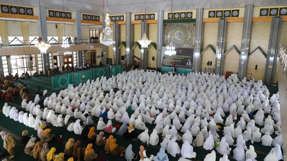 Jemaah Membludak di Masjid Agung Garut, Merayakan Isra Mi'raj Nabi Muhammad SAW 1445 Hijriah