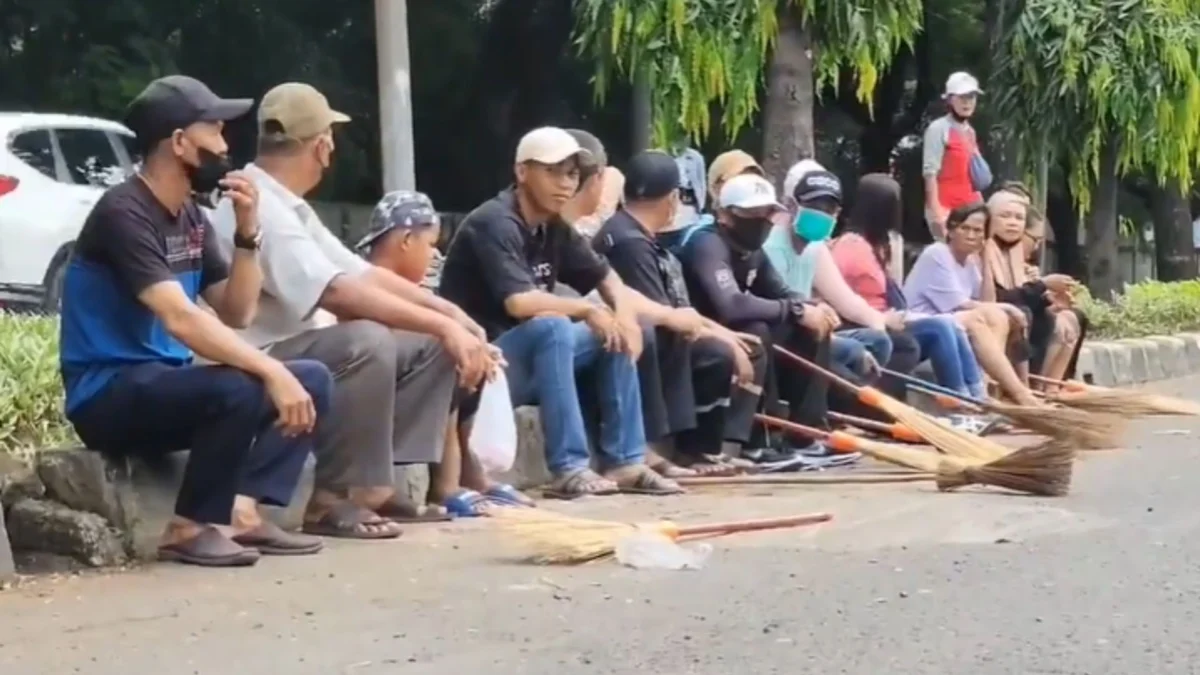 Penghinaan Miskin oleh Lurah, Petugas PPSU Kelurahan Ancol Gelar Aksi Mogok Kerja