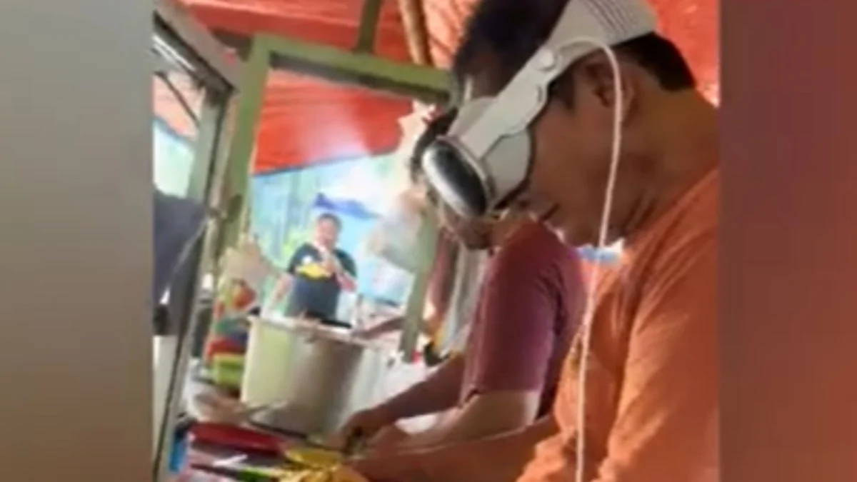 Viral! Seorang Pedagang Soto Menggunakan Apple Vision Pro untuk Mencatat Pesanan