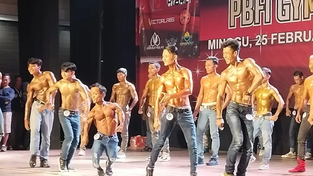 Para peserta body contest saat memperlihatkan bentuk otot tubuh didepan para Juri, di Gedung ART Center, Mingg