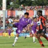 Pemain Persik Kediri Saktiawan Sinaga (kiri) hendak menendang bola namun dihalau oleh Bio Paulin pemain Persipura Jayapura (kanan). -Foto: ig/@persikkediri_neversurrender-radarcirebon.com