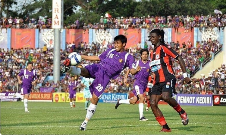 Pemain Persik Kediri Saktiawan Sinaga (kiri) hendak menendang bola namun dihalau oleh Bio Paulin pemain Persipura Jayapura (kanan). -Foto: ig/@persikkediri_neversurrender-radarcirebon.com