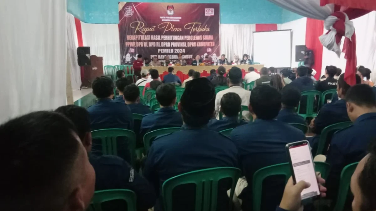 proses pembacaan rekapitulasi suara hasil pemilu di aula Desa Bayongbong, Kecamatan Bayongbong di hari pertama