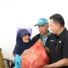 Pj Bupati Garut memberikan bantuan pada korban banjir