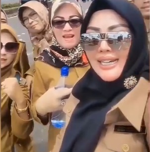 Penampilan Kades saat Demo, Wajah Glowing dan Koleksi Tas Branded Jadi Sorotan! Penampilan Kades saat Demo, Wajah Glowing dan Koleksi Tas Branded Jadi Sorotan!