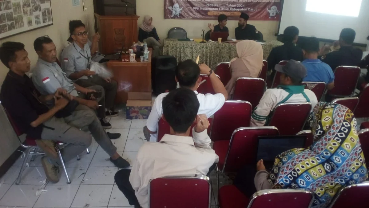 Rapat pleno terbuka hasil penghitungan perolehan suara digelar PPK Cibiuk di ruang rapat kantor kecamatan Ra