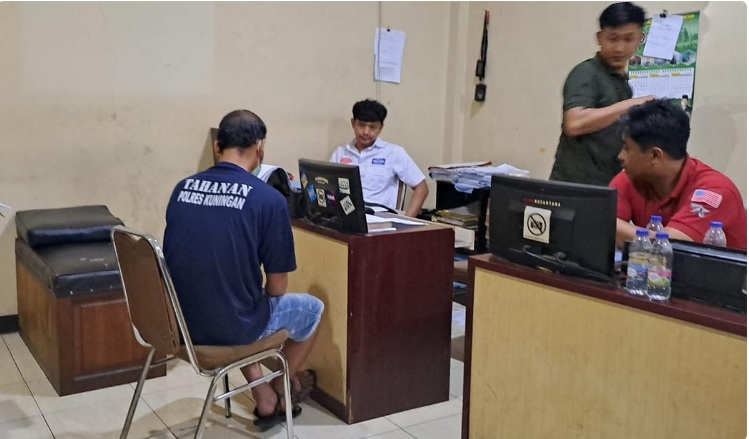 Cinta Sesama Jenis Berujung Pembunuhan Karena Cemburu, Pelaku Cerdik dan Berusaha Mengelabui Polisi Pria berinisial SN (43). pelaku pembunuhan di Kuningan dengan latar belakang cinta sesama jenis. Foto:-Agus Sugiarto-Radar Kuningan