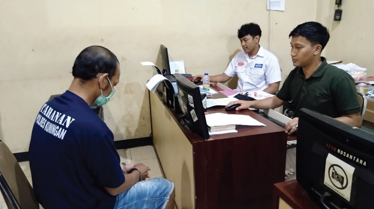 Pria berinisial SN (43), pelaku pembunuhan di Kuningan. Foto: -Agus Sugiarto-Radar Kuninga