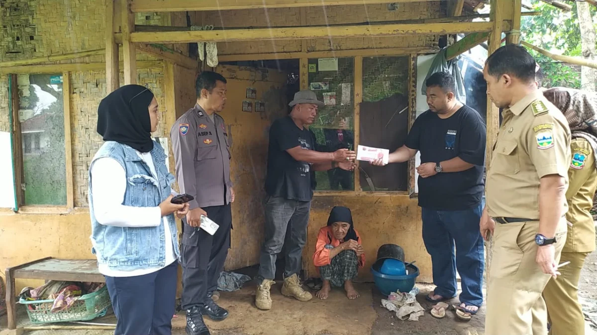 Yudha Puja Turnawan menyerahkan bantuan uang tunai