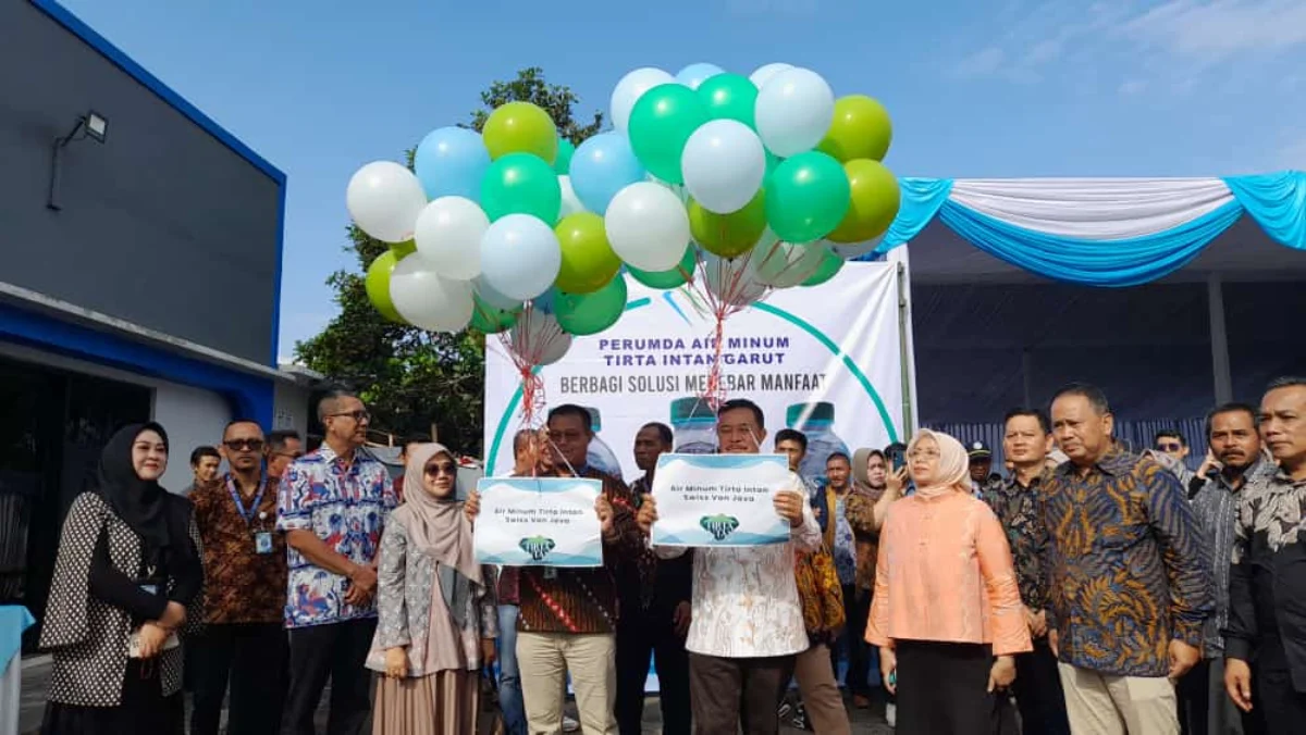 Pj Bupati Garut bersama Dirut PDAM Tirta Intan Garut meresmikan produk air minum dalam kemasan