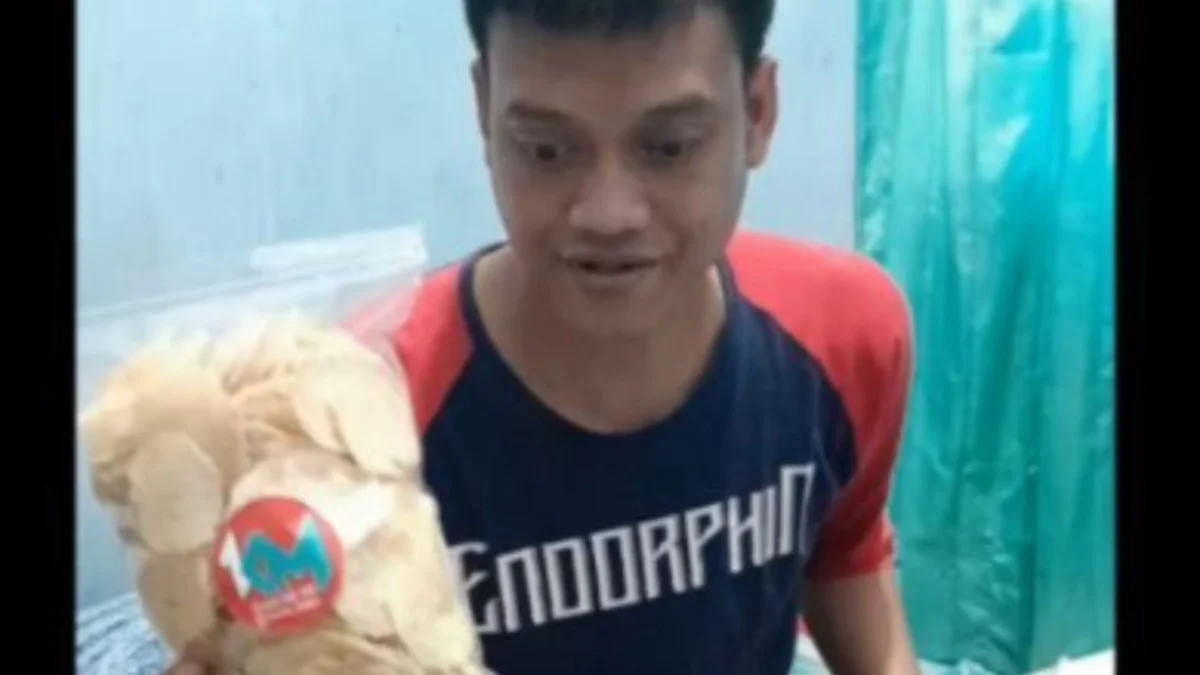 Viral! Kisah Perjalanan Kurnia Meiga Hermansyah Mantan Kiper Timnas Kini Jualan Rengginang di Tiktok