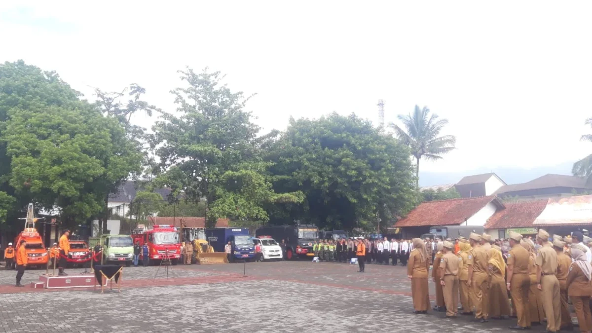 PJ Bupati Garut, Barnas Adjidin, saat pimpin apel siap siaga bencana di lapang setda, Tarogong Kidul, Kabupate