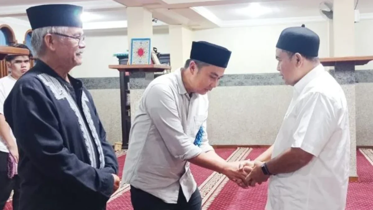 Bey Machmudin Terawih di Mesjid Mungsolkanas di Bandung